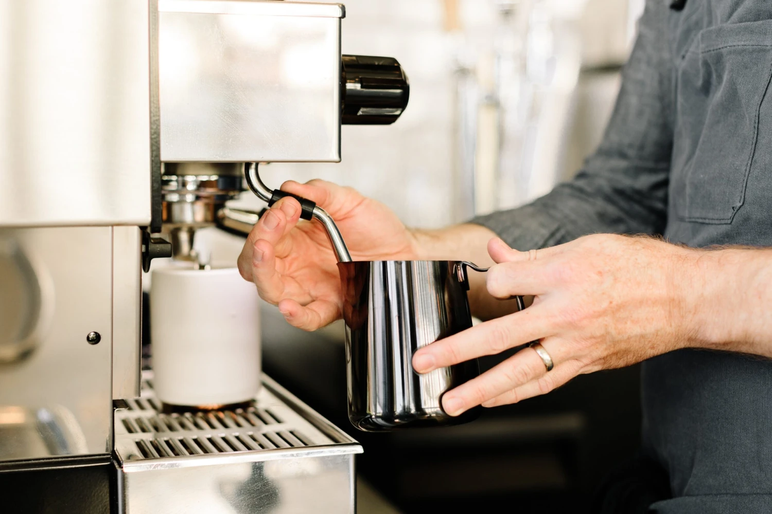 Fellow Eddy Steaming Pitcher 18oz - Graphite 4 Fellow Eddy Steaming Pitcher 18oz - Graphite - Image 4